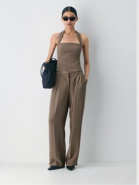 Aritzia WHISPER HALTER TOP COLA TAUPE
Medium